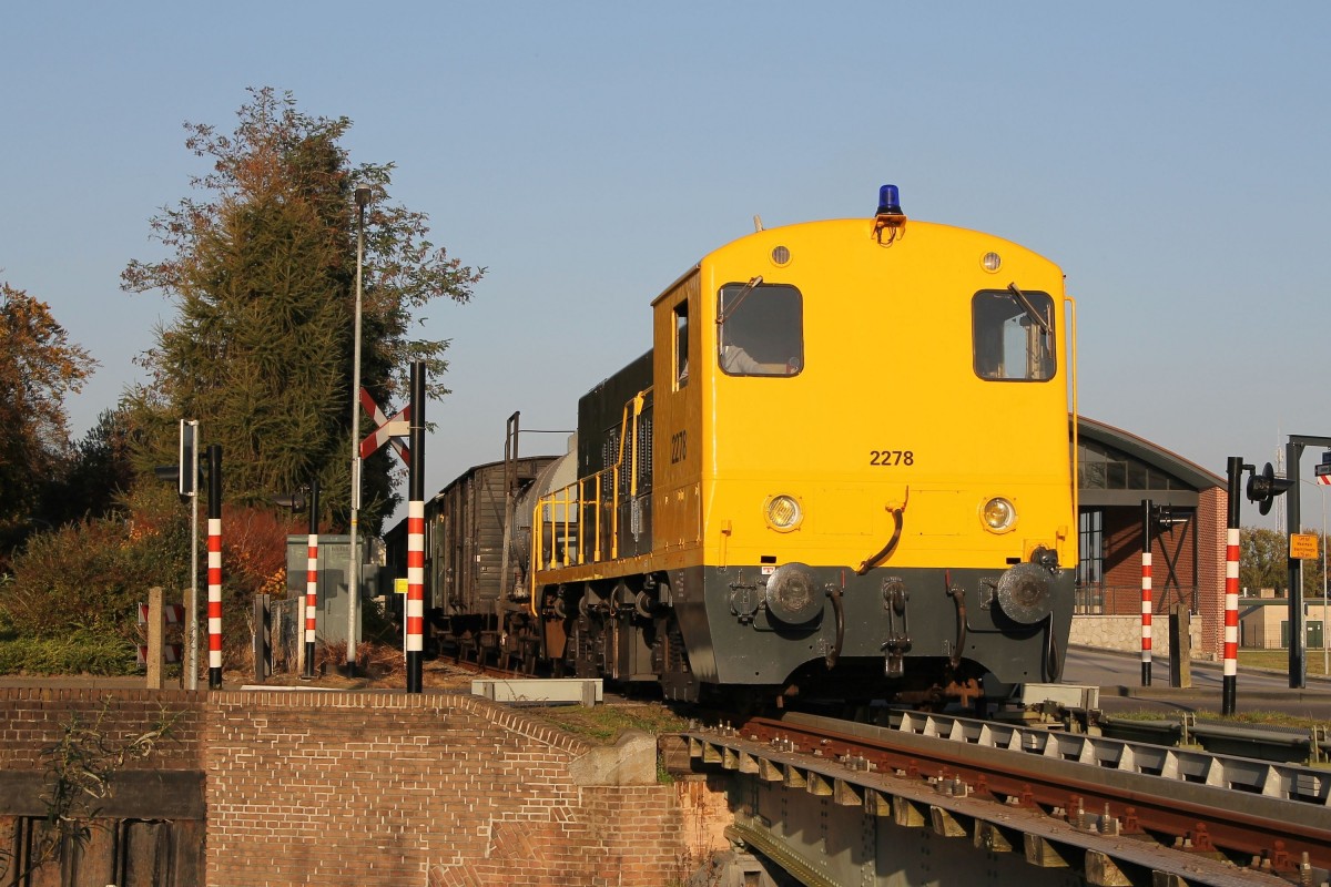 2278 der Stichting Stadskanaal Rail (STAR) mit ein Sonderfahrt Veendam-Stadskanaal für die Stichting Spoorverleden Drachten in Veendam am 1-11-2014.