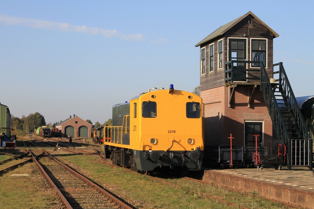 2278 der Stichting Stadskanaal Rail (STAR) während rangierarbeiten auf Bahnhof Stadskanaal am 1-11-2014.