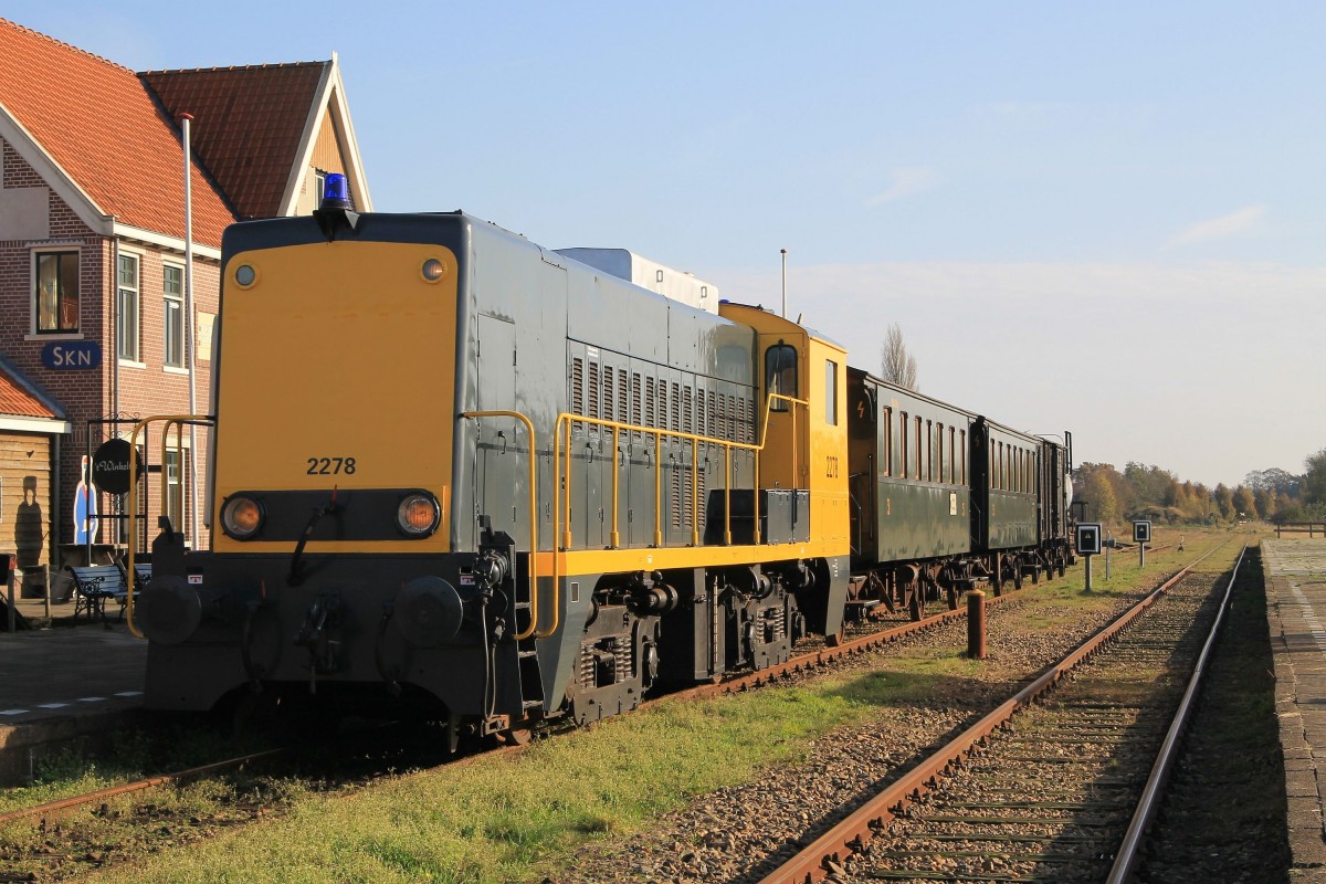 2278 der Stichting Stadskanaal Rail (STAR) mit ein Sonderfahrt Stadskanaal-Veendam für die Stichting Spoorverleden Drachten auf Bahnhof Stadskanaal am 1-11-2014.