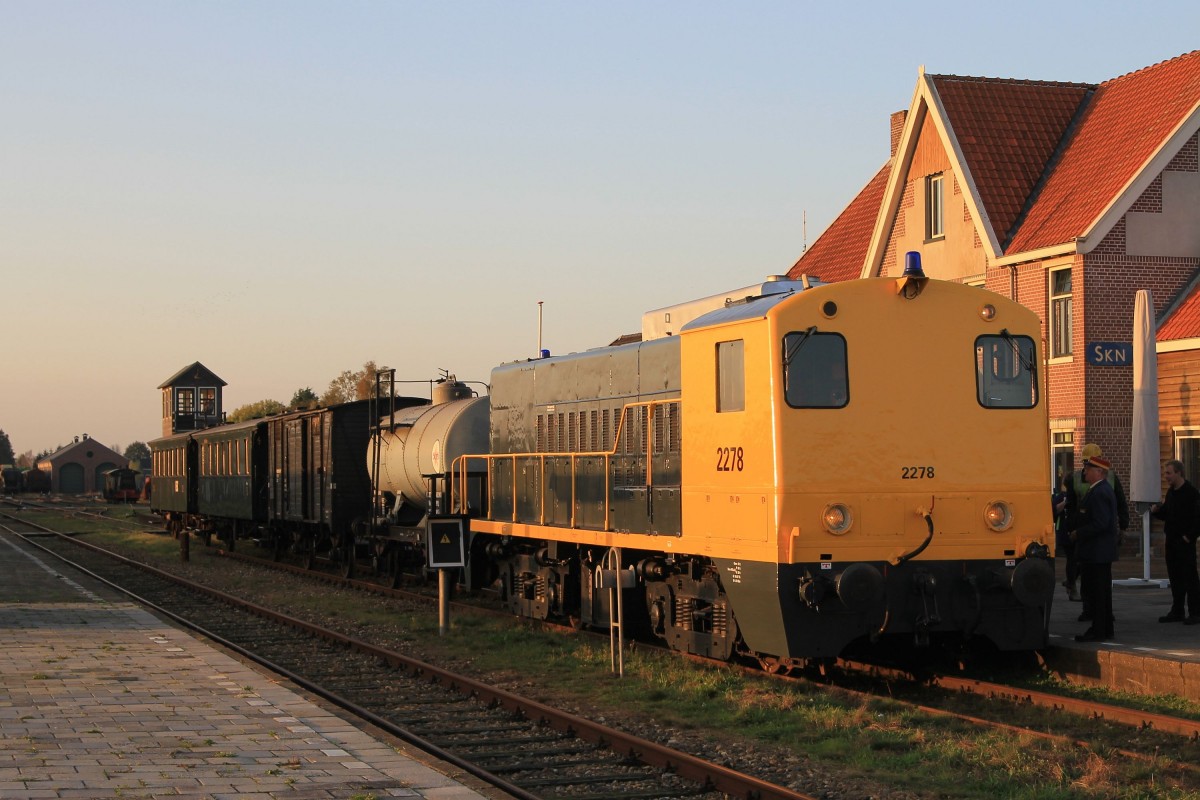 2278 der Stichting Stadskanaal Rail (STAR) mit ein Sonderfahrt Veendam-Stadskanaal für die Stichting Spoorverleden Drachten auf Bahnhof Stadskanaal am 1-11-2014.