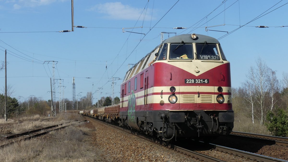 228 321 durchquert den ehemaligen Rbf Berlin Wuhlheide in Fahrtrichtung Süden. Aufgenommen am 4.4.2018 14:41