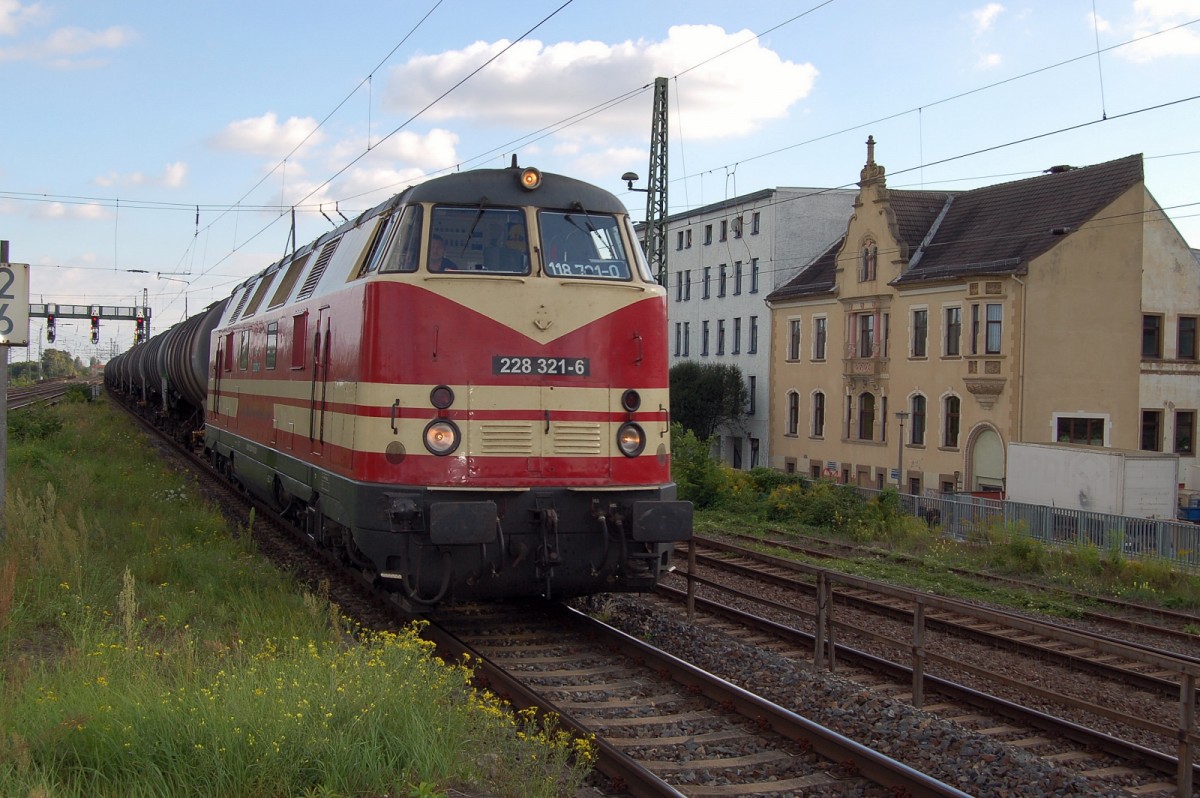 228 321 fährt am 09.09.2014, um 17:01 Uhr, mit einem Kesselwagenzug durch den Bahnhof Magdeburg-Buckau. 