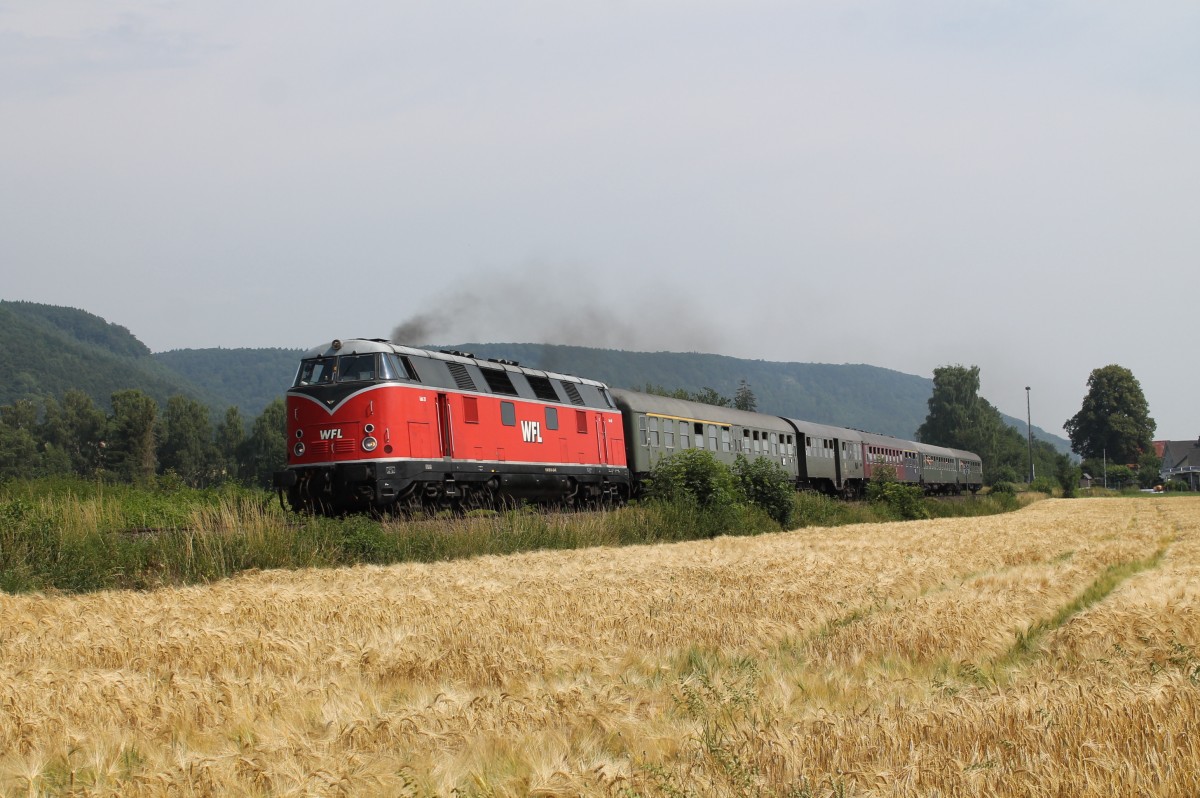 228 501 der WFL mit einem Sonderzug bei Höxter am 04.07.2015