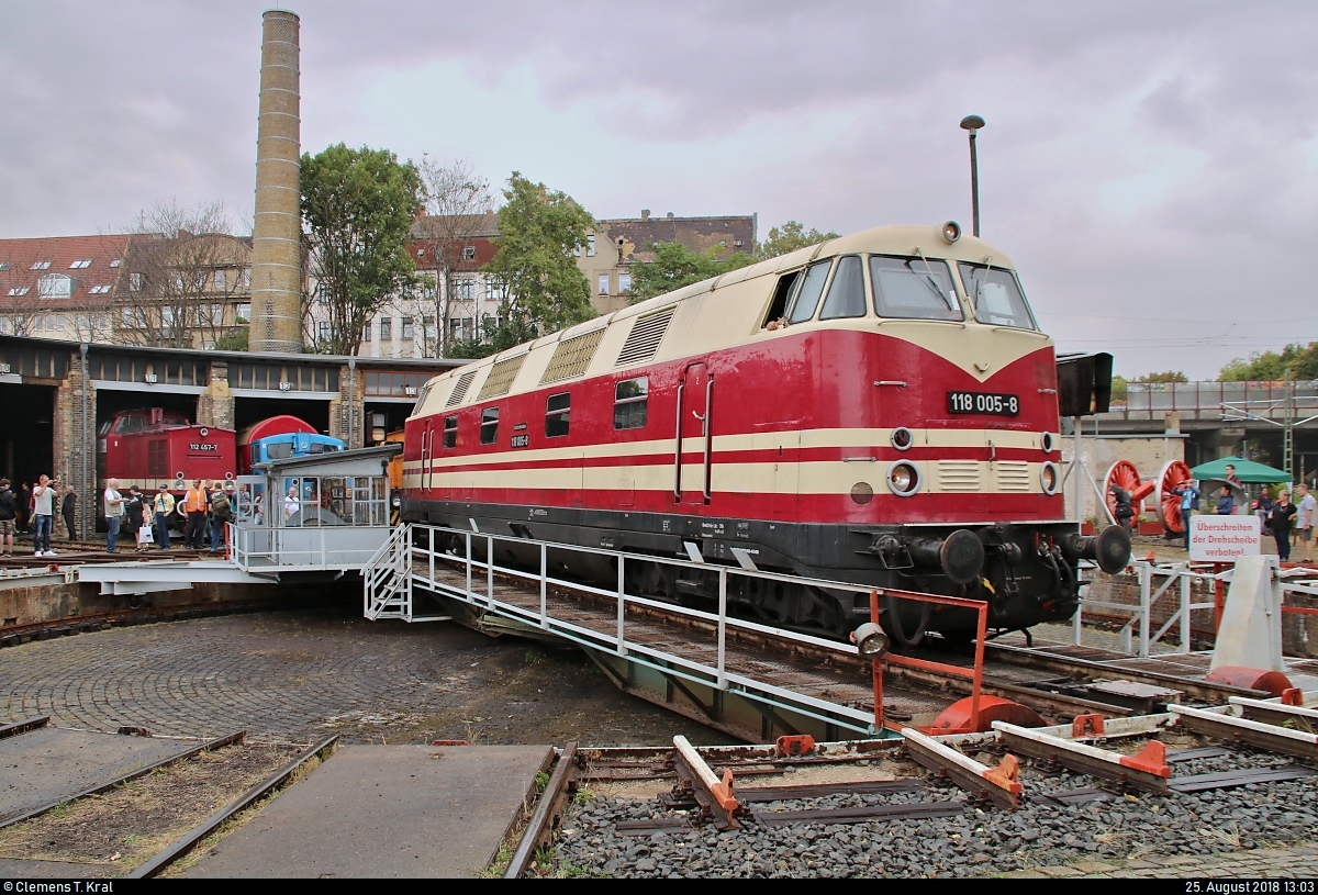 228 505-4 (118 005-8 | DR V 180) DB wird anlässlich des Sommerfests unter dem Motto  Diesellokomotiven der ehemaligen DR  auf der Drehscheibe des DB Musems Halle (Saale) präsentiert.
[25.8.2018 | 13:03 Uhr]