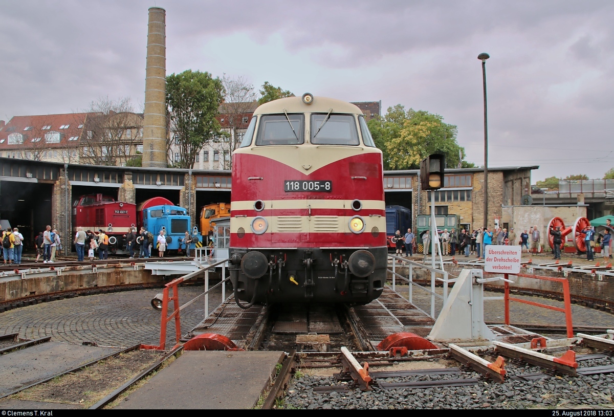 228 505-4 (118 005-8 | DR V 180) DB steht anlässlich des Sommerfests unter dem Motto  Diesellokomotiven der ehemaligen DR  auf der Drehscheibe des DB Musems Halle (Saale).
[25.8.2018 | 13:03 Uhr]