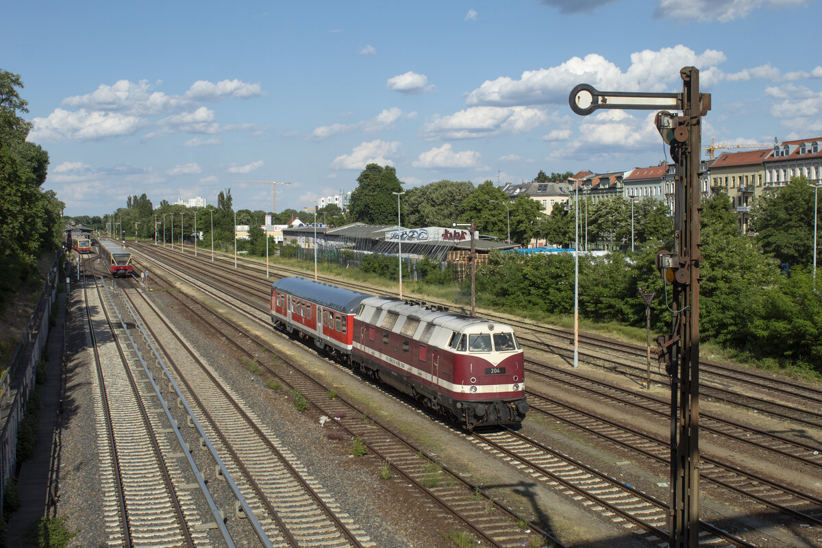 228 558 der WFL  VEB Buna  zieht einen Bnrbdzf durch Berlin-Neukölln gen Wustermark.