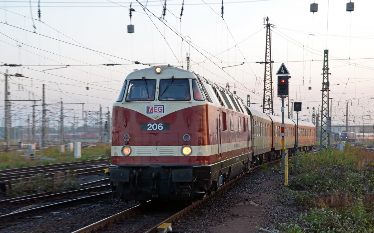 228 748 der MEG erreicht mit einem Sonderzug am Morgen des 14.09.13 den Leipziger Hbf. Die im Hintergrund wartende E 18 047 wird sich ans andere Zugende setzen.