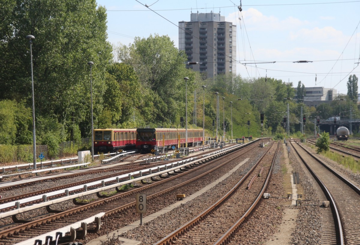 22.8.15 Berlin-Greifswalder Straße - Kehr- bzw. Abstellanlage + km 8.0 der Ringbahn. Aus EC Heckfenster gesehen.