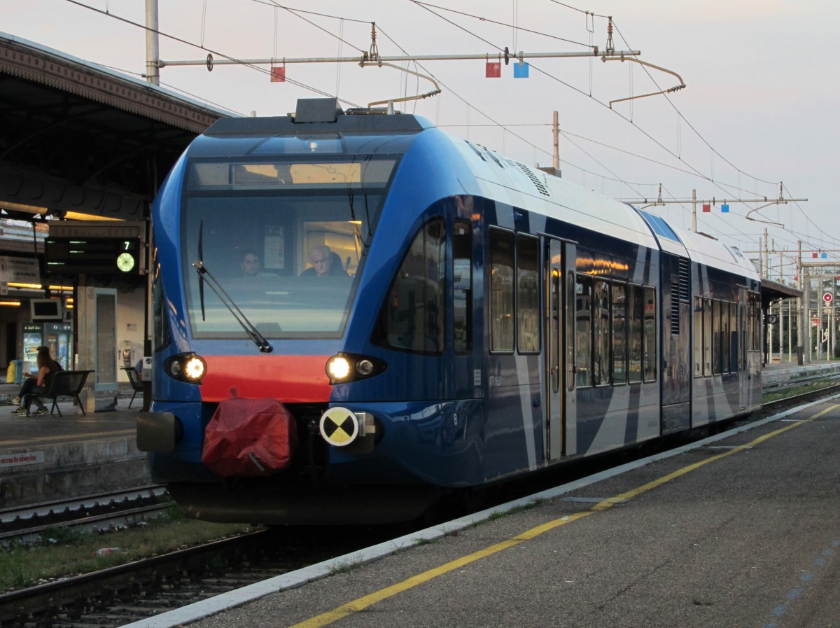 22.8.2014 19:54 ST (Sistemi Territoriali) ATR 116 001 als Regionalzug (R) nach Rovigo im Bahnhof Verona Porta Nuova.