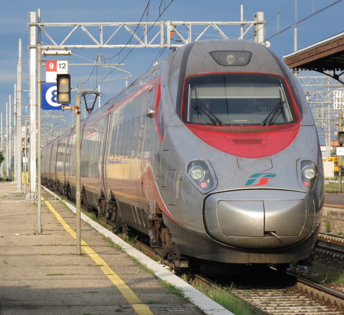 22.8.2014 8:02 FS ETR 610 012 als Frecciargento ( silberner Pfeil ) von Brescia nach Roma Termini bei der Ausfahrt aus Verona Porta Nuova.