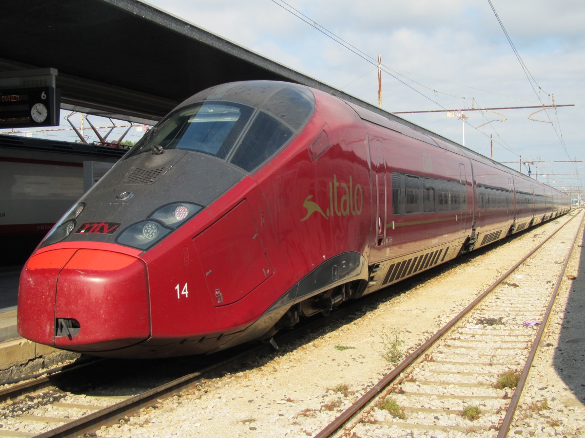 22.8.2014 9:54 ETR 575 014 (Alstom AGV) der Privatbahn NTV (Nuovo Trasporto Viaggiatori) nach Roma Ostiense im Bahnhof Venezia Santa Lucia. Am Automaten zahlen 2 Erwachsene bis Rom (nur Hinfahrt) 220€ in der günstigsten Klasse, bzw. 340€ in der teuersten. 