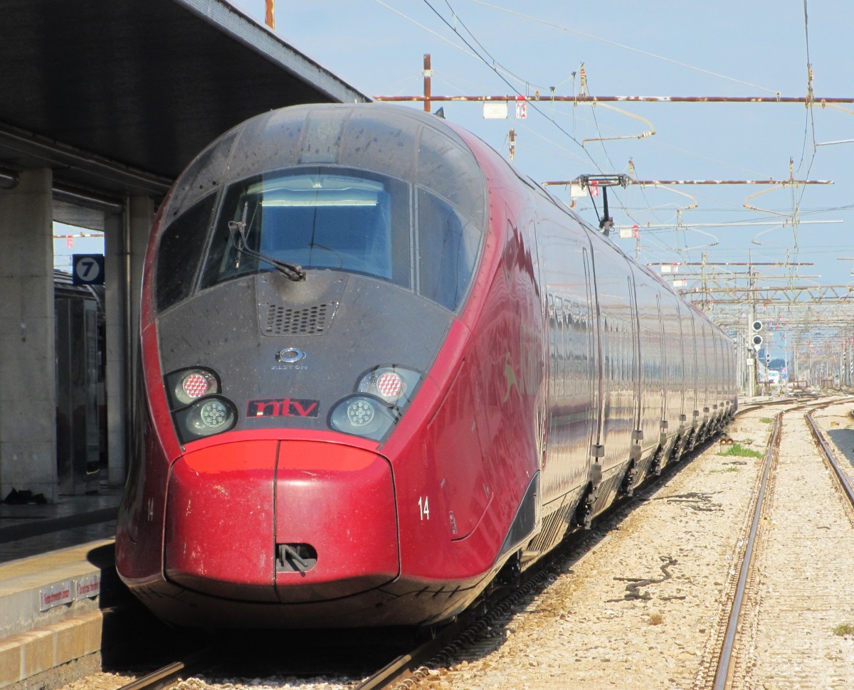 22.8.2014 9:57 ETR 575 014 (Alstom AGV) der Privatbahn NTV (Nuovo Trasporto Viaggiatori) nach Roma Ostiense bei der Ausfahrt aus Venezia Santa Lucia.

