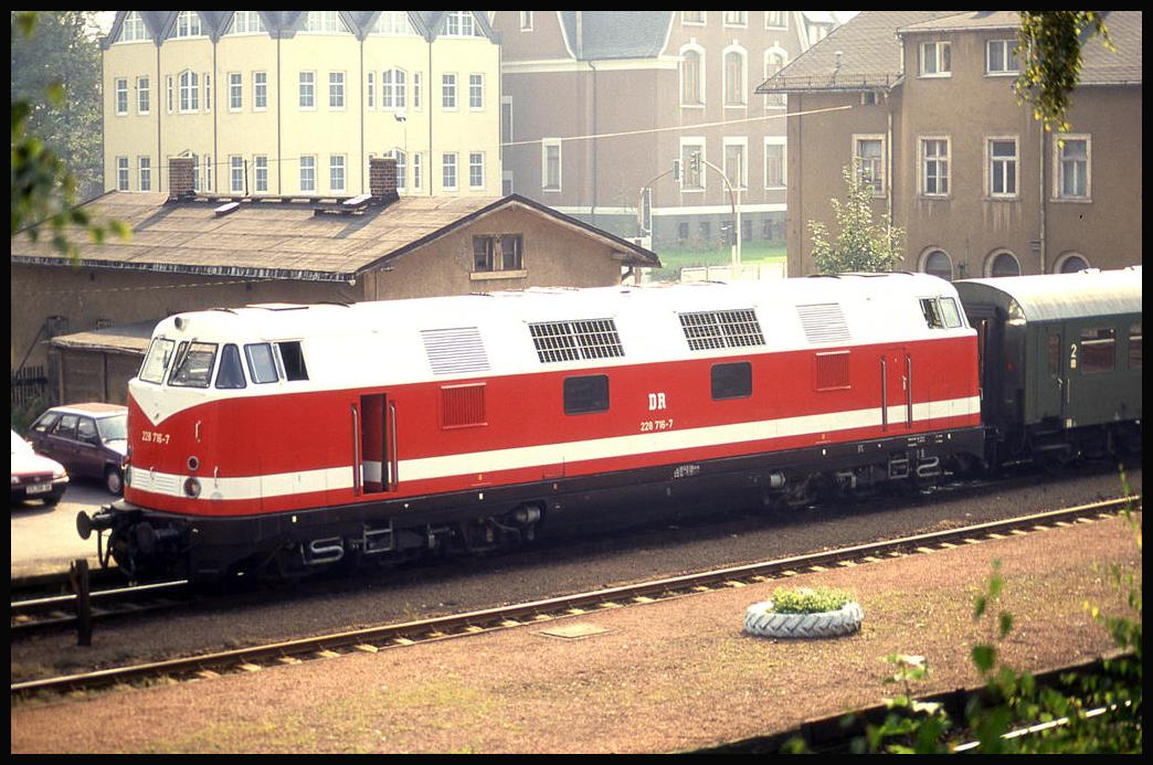 228716 wartet am 25.9.1993 im Bahnhof Stollberg um 13.15 Uhr mit ihrem Personenzug auf die Abfahrt nach Güsten.