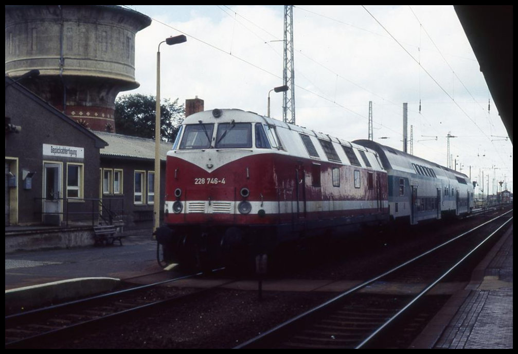 228746 steht hier am 10.09.1994 vor einer Doppelstock Garnitur am Hausbahnsteig in Arnstadt.