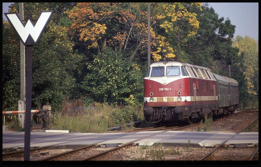 228762 fährt hier am 25.09.1993 um 13.18 Uhr mit dem P 5923 aus Glauchau in Stollberg ein.