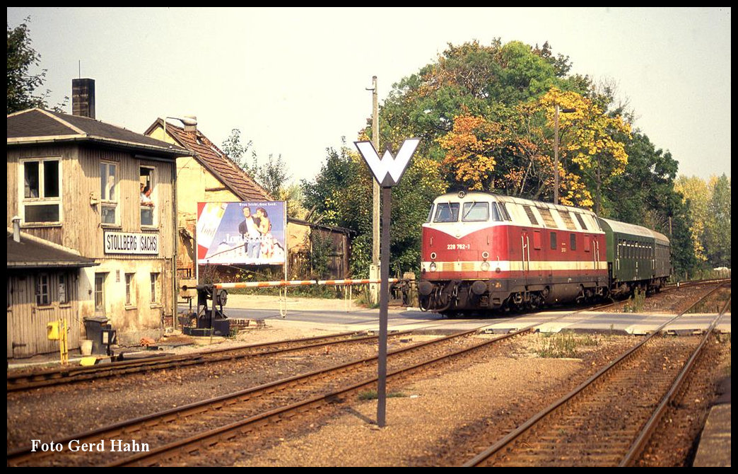 228762 fährt mit P 5923 am 25.9.1993 um 13.18 Uhr in Stollberg (Sachsen) ein.