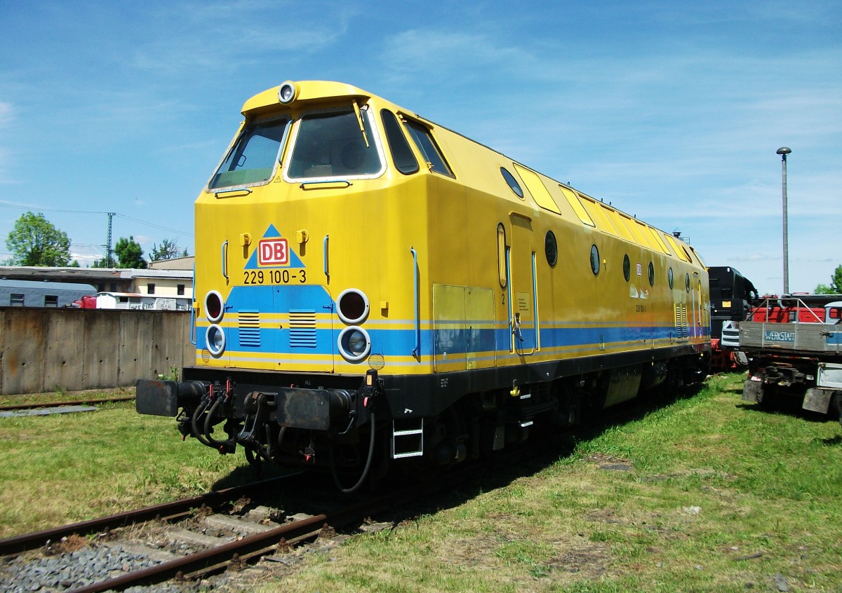 229 100-3, ehemalig DB Bahnbau, steht am 25.Mai 2014 im BW Weimar.
