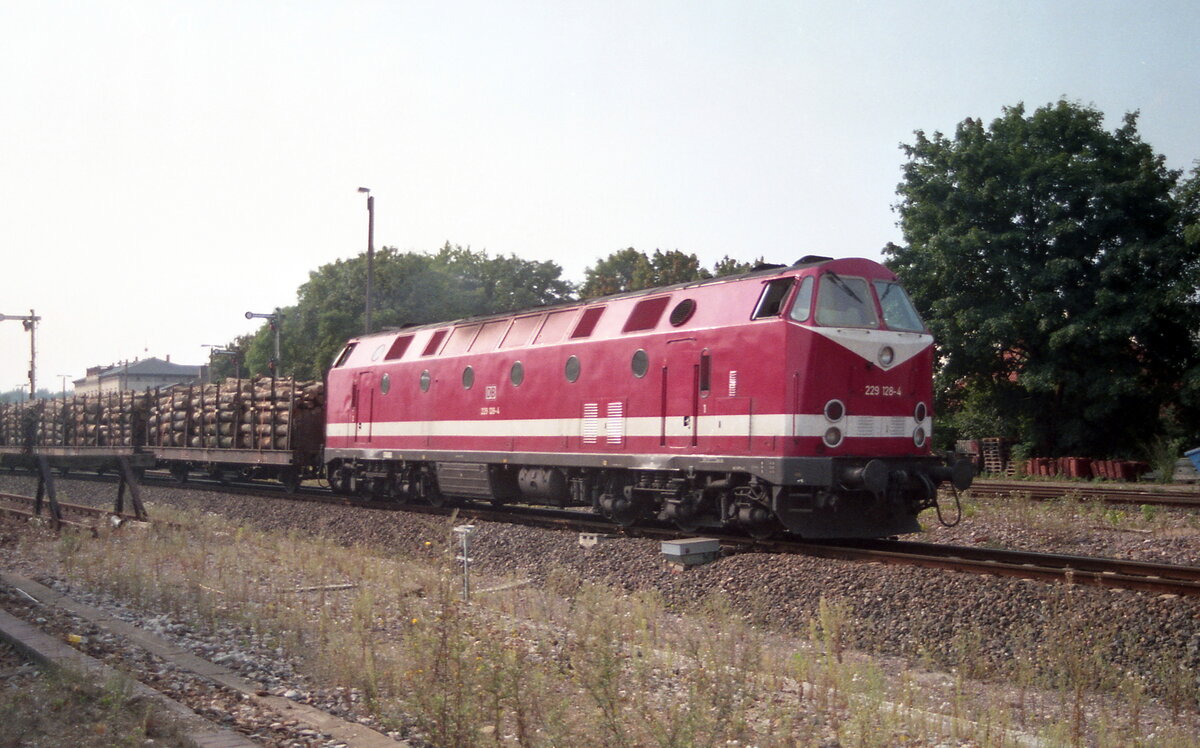 229 128-4 im August 1997 bei der Ausfahrt mit Holzzuges aus Mühlhausen. Zu der Zeit war die KBS 604 zwischen Bad Langensalza und Mühlhausen wegen Bauarbeiten zur Ertüchtigung der Strecke für die Neigezüge gesperrt. Alle Züge mussten in Mühlhausen wenden und so waren auch die für den IC gebauten Loks vor Güterzügen zu sehen, Negativ Scan