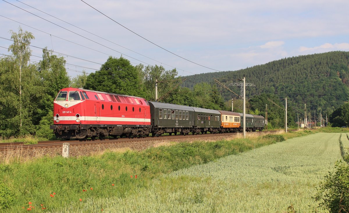 229 147-4 (CLR) fuhr am 22.06.19 von Magdeburg nach Sonneberg zum Tag der offenen Tür bzw 70 Jahre Piko. Hier ist der Zug bei Remschütz zu sehen.