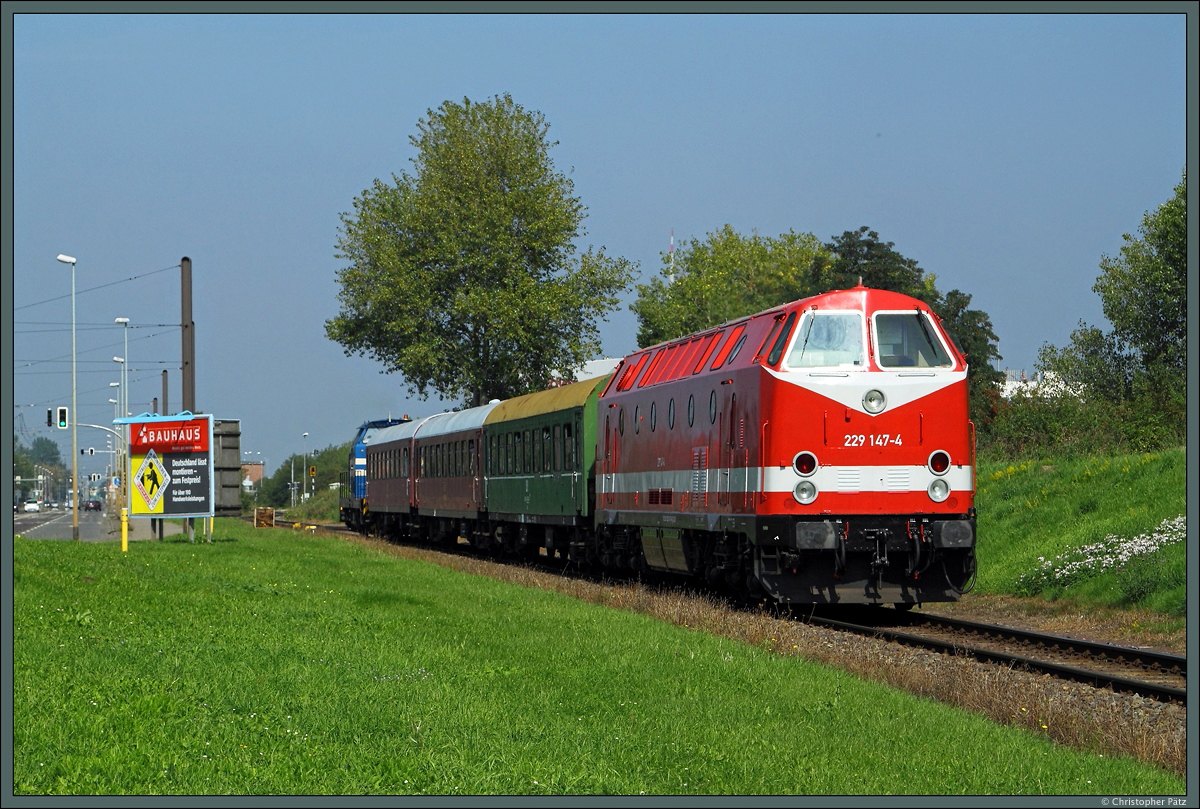 229 147-4 der CLR und MHG 1 fahren am 12.09.2015 mit einem Pendelzug durch das Industriegebiet Rothensee in Magdeburg.