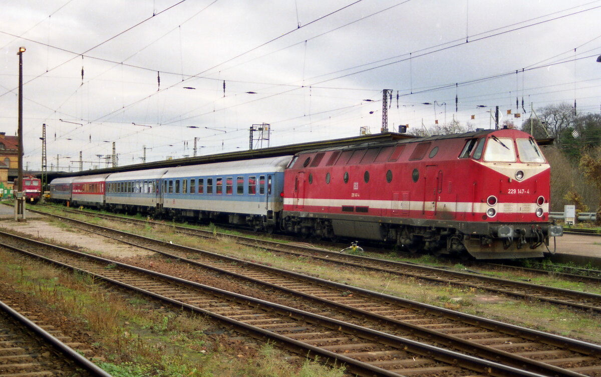 229 147-4 in Erfurt Anfang 2000 mit IR Rennsteig, diese Lok ist Vorbild für meinen Umbau der Spur N Brawa 229 102 zur 229 mit unten liegendem Spitzenlicht. Negativ Scan