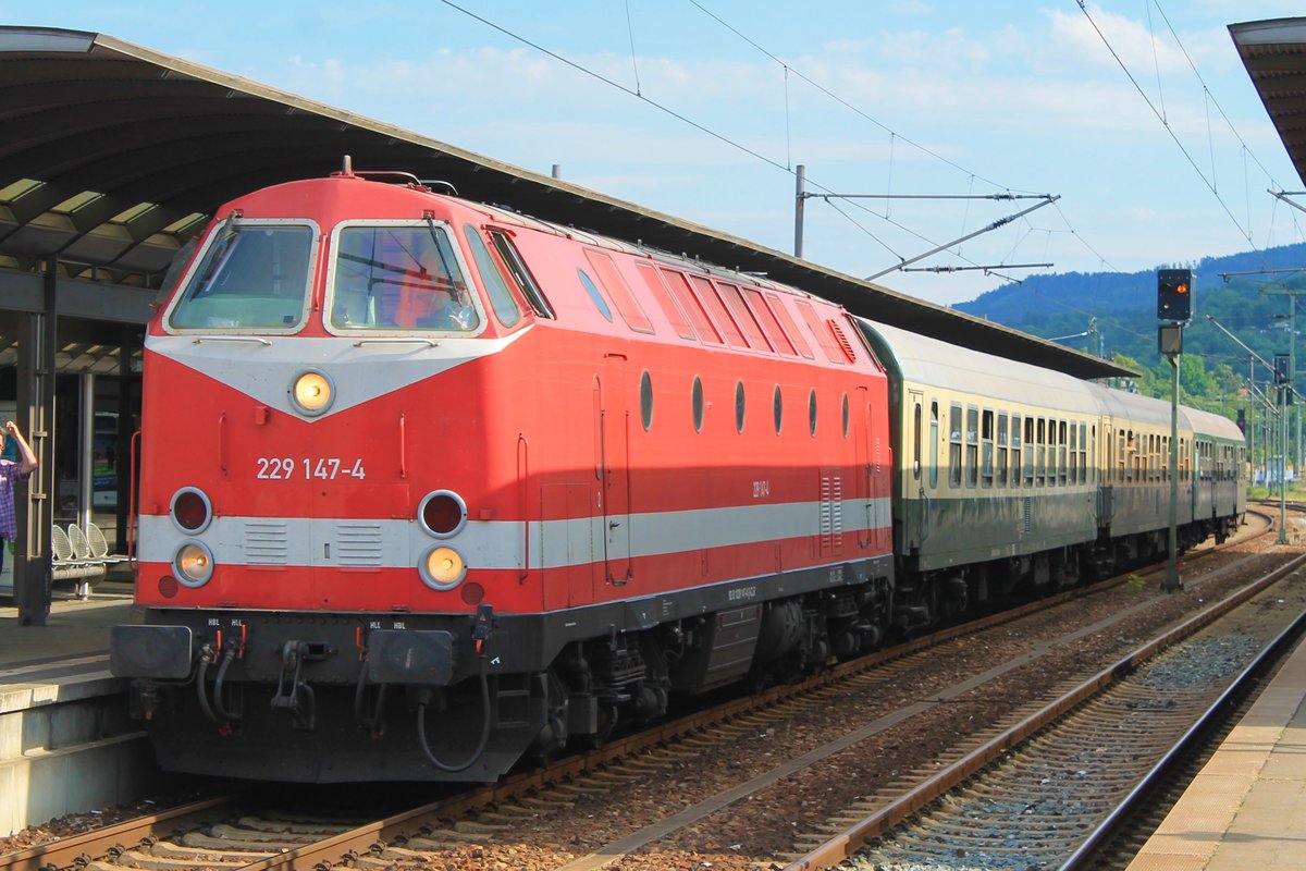 229 147 (CLR) am 6.7.2019 mit dem  Saale-Sormitz-Express  beim Zwischenhalt in Saalfeld/Saale. Der Traditionszug war dem Rückweg von Blankenstein nach Erfurt.
