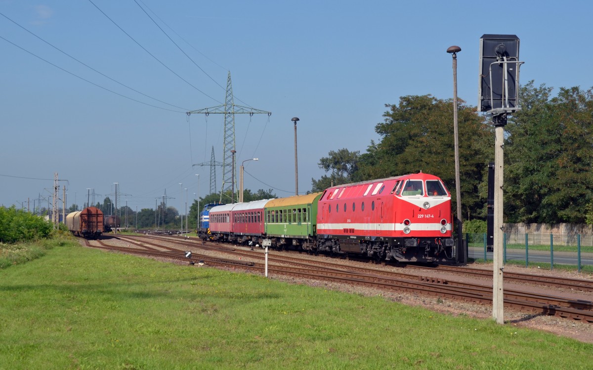 229 147 hat soeben mit der Zuglok 201 004 des Hafen Magdeburg den selbigen verlassen und ist nun unterwegs nach Rothensee zu Enercon.