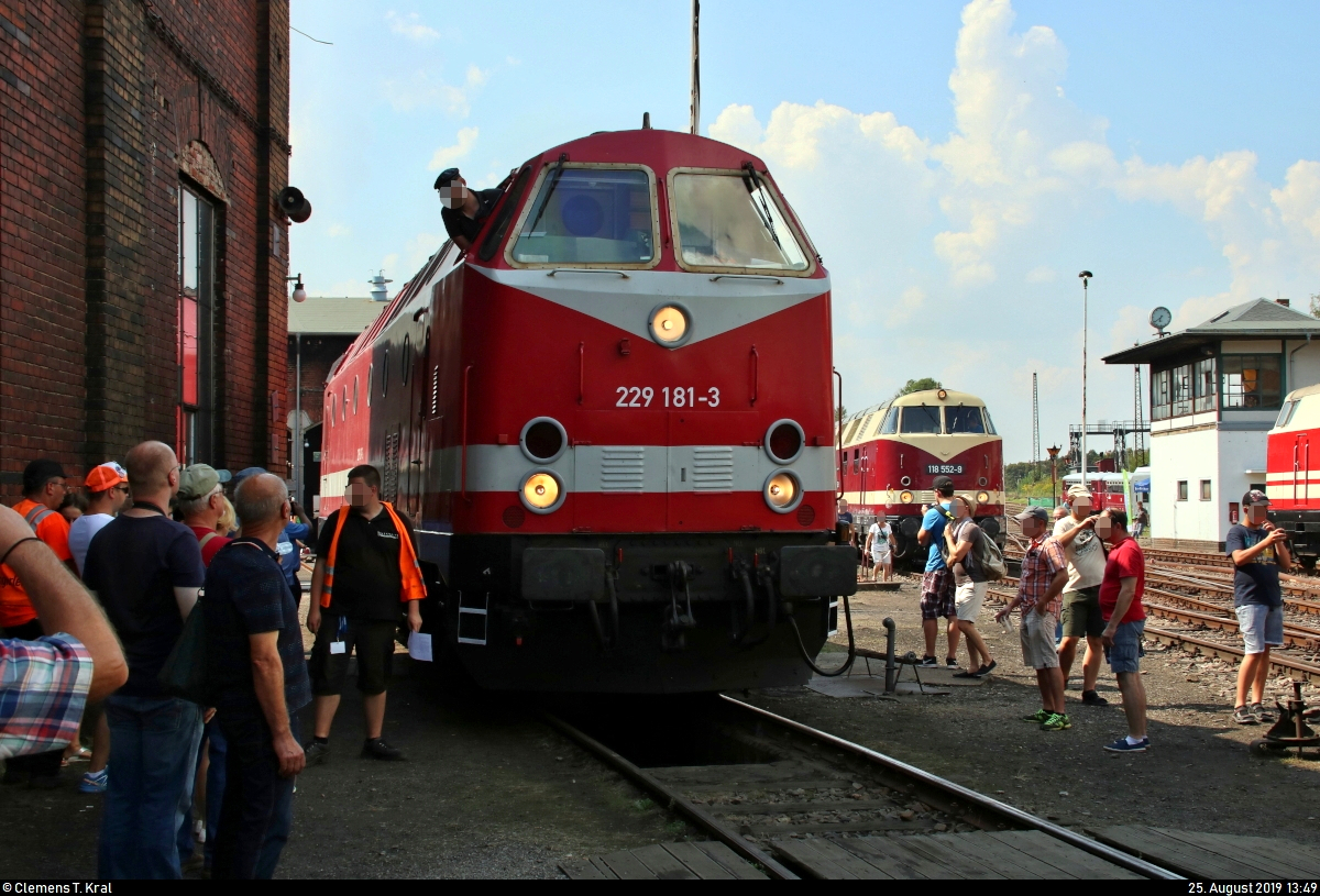 229 181-3 (119 181-6) der Cargo Logistik Rail Service GmbH rangiert, zur Vorbereitung der Lokparade, anlässlich des 28. Heizhausfests beim westlichen Ringlokschuppen des SEM.
[25.8.2019 | 13:49 Uhr]