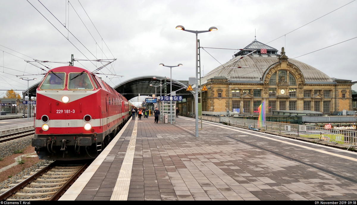 229 181-3 und 229 147-4 der Cargo Logistik Rail Service GmbH als InterRegio  Pommersche Bucht  (Sonderzug) von Erfurt Hbf nach Ostseebad Binz, veranstaltet von der Traditionsgemeinschaft Bw Halle P e.V., steht in Halle(Saale)Hbf auf Gleis 9.
[9.11.2019 | 8:18 Uhr]