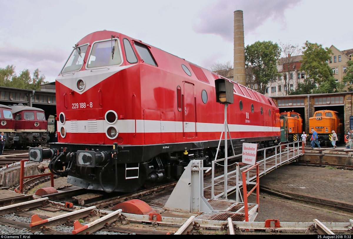 229 188-8 DB steht anlässlich des Sommerfests unter dem Motto  Diesellokomotiven der ehemaligen DR  auf der Drehscheibe des DB Musems Halle (Saale).
[25.8.2018 | 11:32 Uhr]