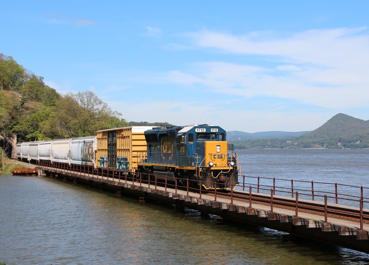 22.9.17, Westshore Line, Bear Mountain, NY. CSX 1712 mit Überführung Richtung New Jersey(SD40E3)