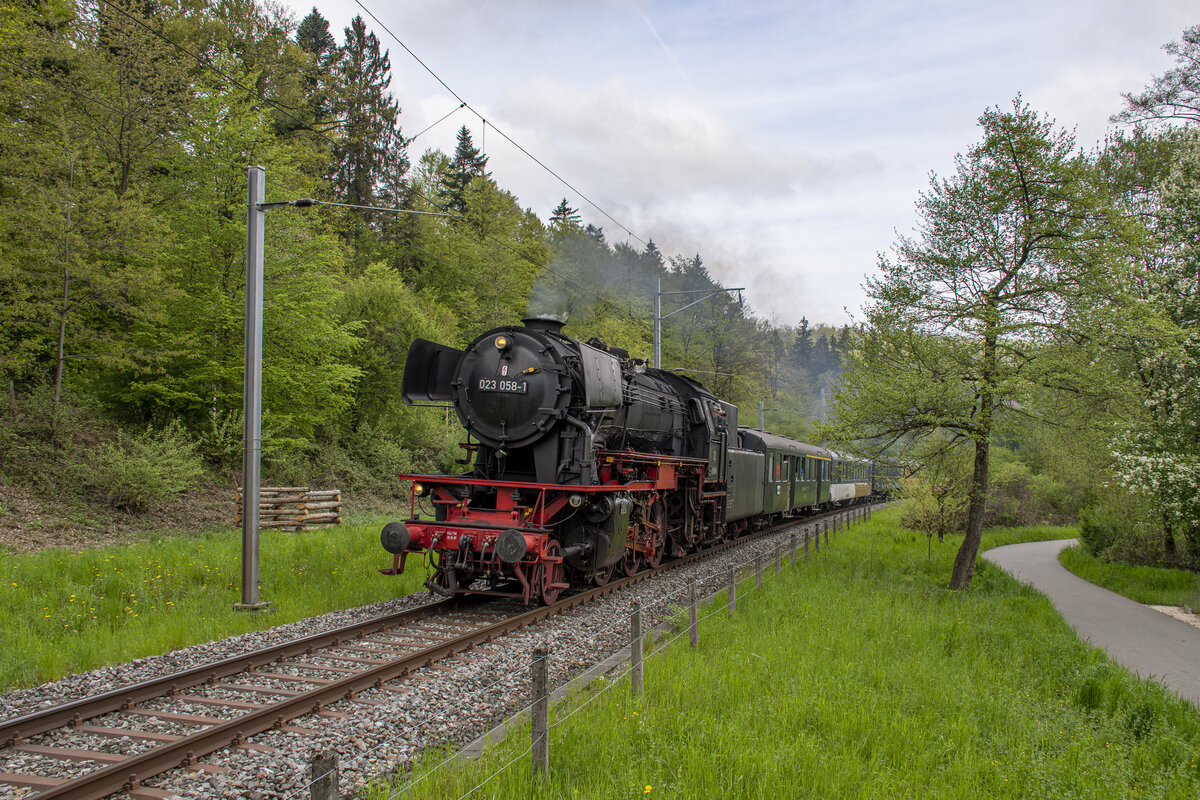 23 058 auf dem Weg nach Luzern, aufgenommen auf der ehemaligen Nationalbahnstrecke kurz vor Dättwil AG am Morgen des 30.04.2023.
