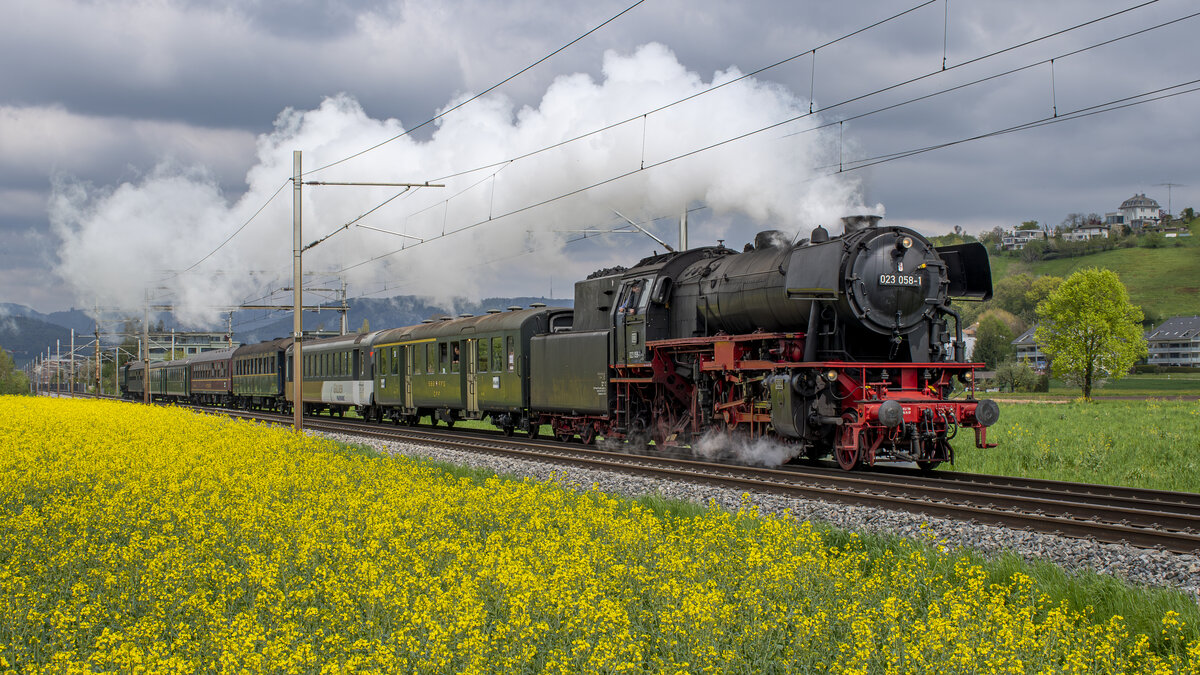 23 058 der Eurovapor ist aus Romanshorn kommend bei Brittnau unterwegs nach Luzern, aufgenommen am 30.04.2023.