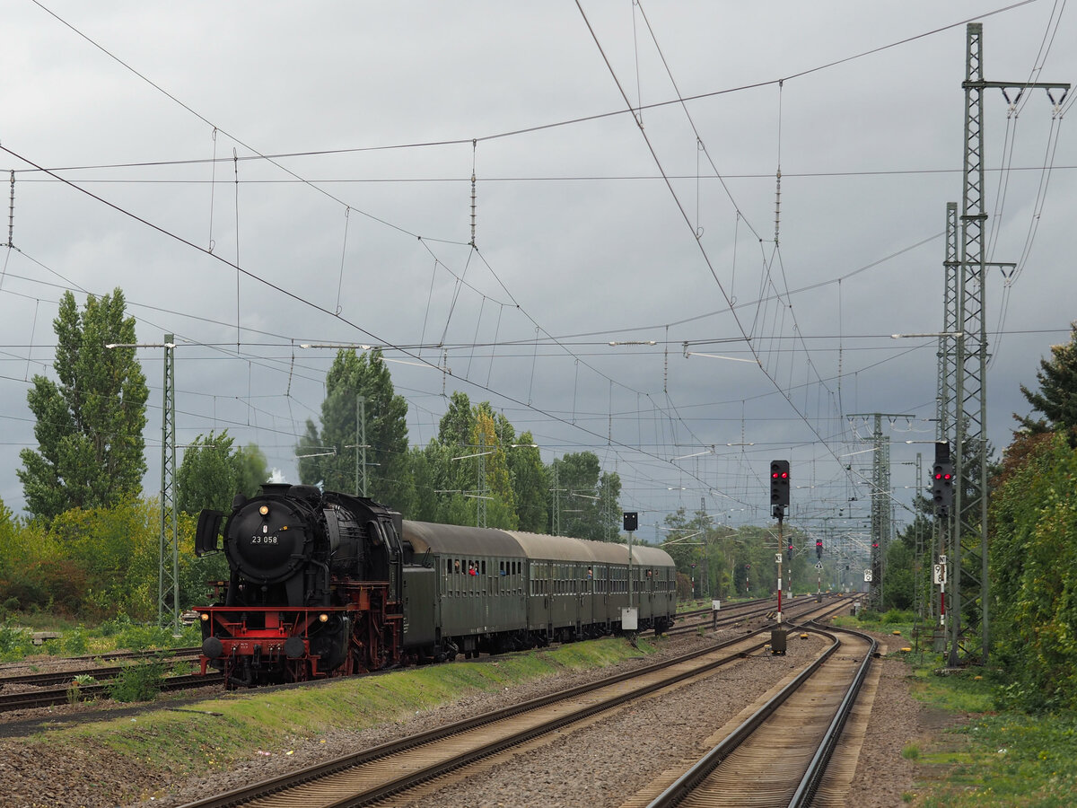 23 058 fährt mit einem Dampfzug in den Bahnhof Schifferstadt Richtung Neusstadt/W.
Anlass meiner Reise war das 175-jährige Jubiläum der Eisenbahn in der Südpfalz. 

Schifferstadt, der 01.10.2022