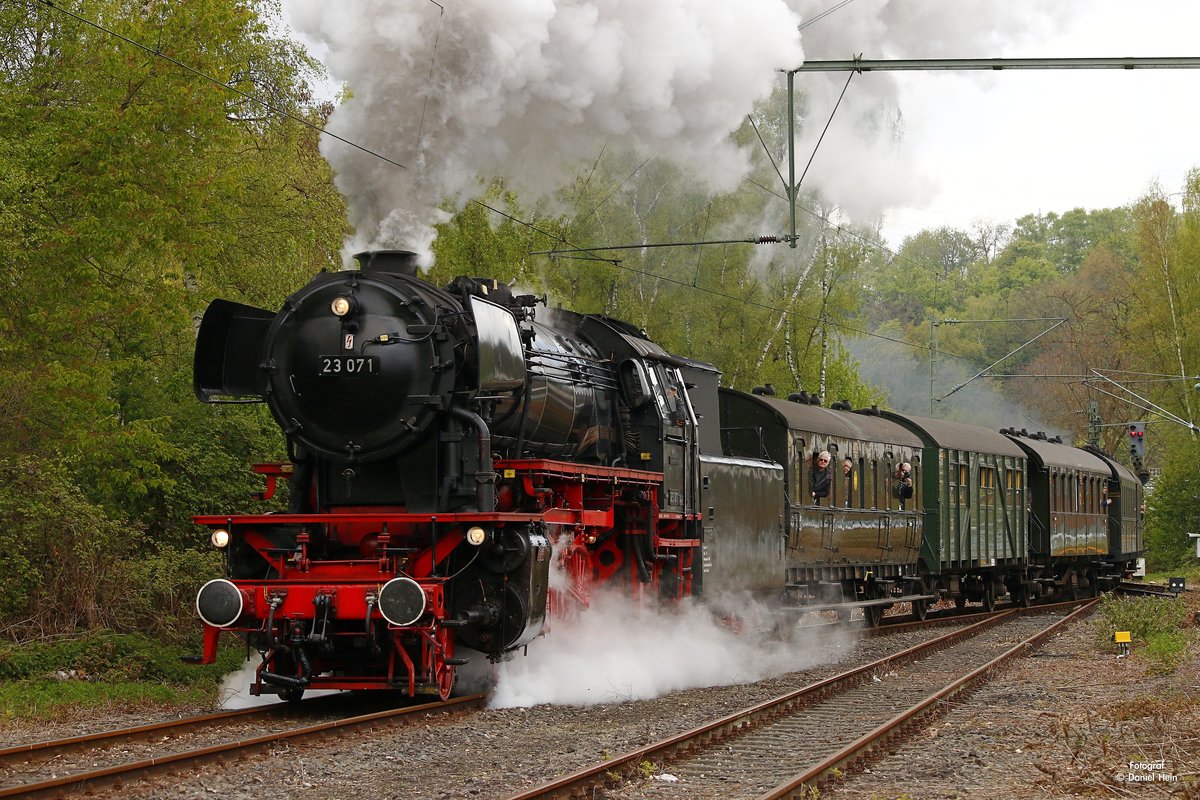 23 071 mit Pendelzug in Bochum Dahlhausen, April 2017.