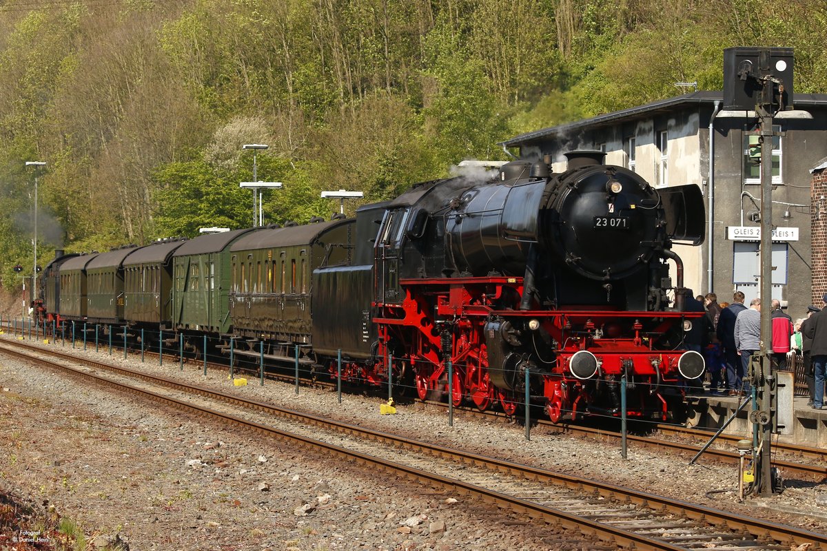 23 071 mit Pendelzug im Eisenbahnmuseum Bochum Dahlhausen, April 2017.