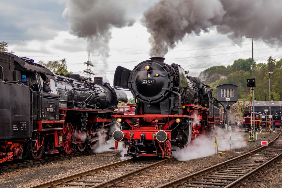 23 071 zusammen mit 41 1150 am 29.04.2017 im Eisenbahnmuseum Bochum Dahlhausen beim Eisenbahnfest.