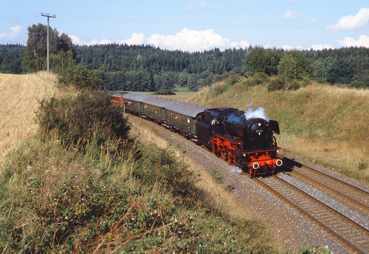 23 105 mit Sonderzug Bayreuth - Nrnberg im Veldensteiner Forst (August 1985).