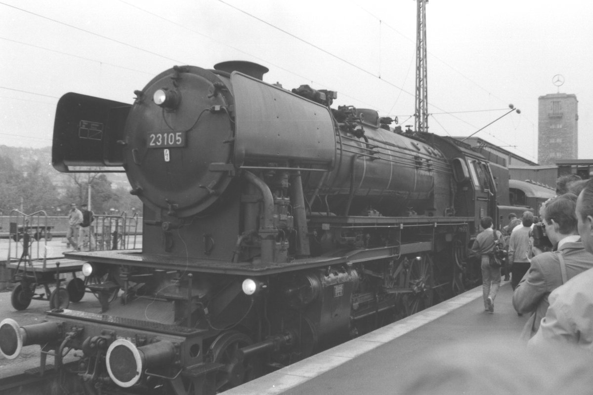 23 105 wird in Stuttgart Hbf bereit gestellt um einem Sonderzug von Stuttgart zur Schiefen Ebene bei Neuenmarkt-Wirsberg zu befördern. Aufnahmedatum: 02.05.1982.