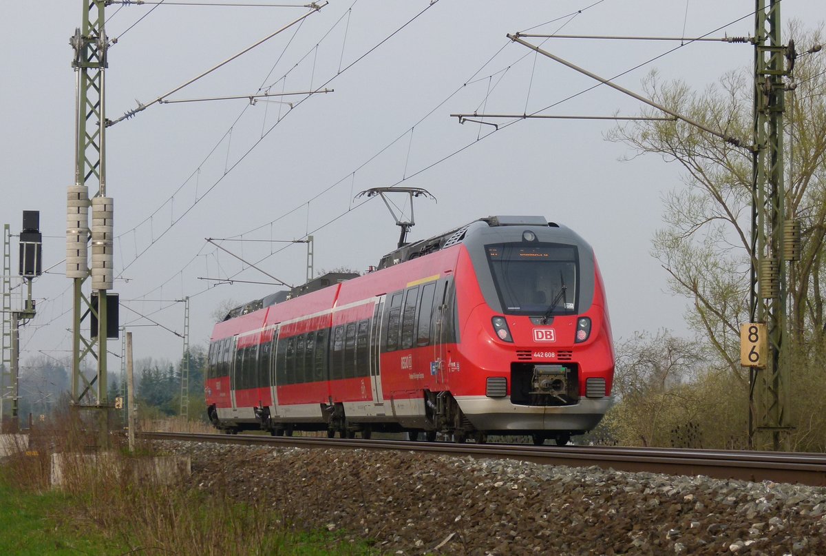 23. April 2013, ET 442 108 fährt als RB 59347 Kronach - Bamberg kurz hinter dem Haltepunkt Küps in Richtung Lichtenfels.