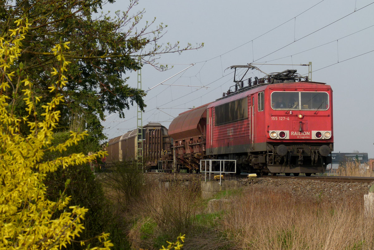 23. April 2013, Lok 155 127 fährt bei Unterlangenstadt mit einem Güterzug in Richtung Saalfeld. Falls sich jemand nicht mehr erinnern kann: So sieht es jetzt draußen aus. 