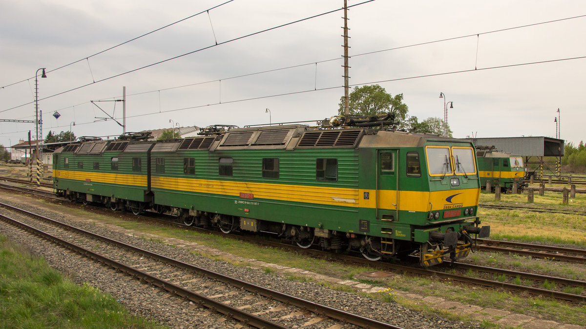 23. April 2019 in Cierna nad Tisou: 131 007-7 + 008-5 wurde aus dem Zug fotografiert. Im Hintergrund eine weiter Doppellok. 