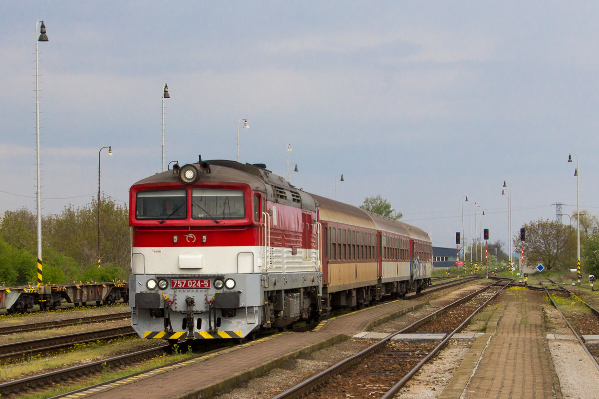 23. April 2019: Die Brille 757 024-5 ist mit einem Schnellzug gerade zwischen Humenné und Trebisov unterwegs. Hier zu sehen im Bahnhof Michalovce.