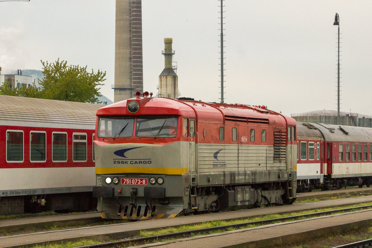 23. April 2019 in Humenné: 751 073-8 lässt sich im Bahnhof blicken. 