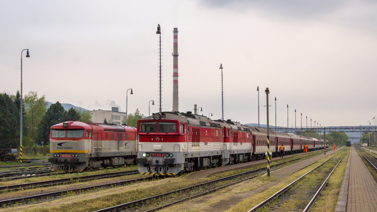 23. April 2019 in Humenné: Großes Dieseltreffen am frühen Morgen. Der Nachtzug aus Bratislava hatte nach Lokwechsel 757 022-9 + 757 024-5 als Zugpferde zum Vorschein gebracht. Daneben stand abgestellt 751 074-6. 