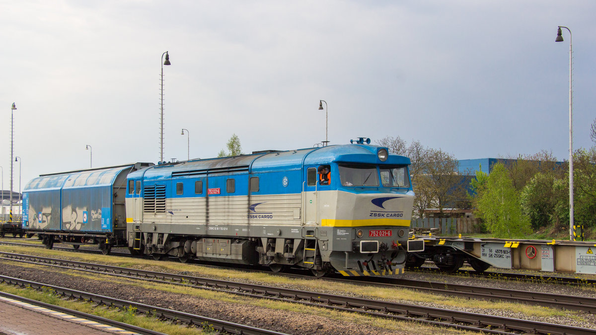 23. April 2019 in Michalovce: 752 021-6 mit einem modellbahngerechten Güterzug ;) 