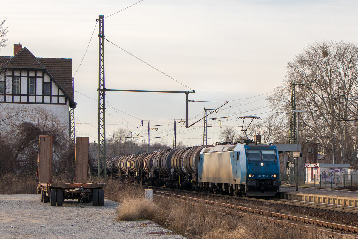 23. Februar 2019 in Magdeburg: 185 519-6 durchfährt den Bahnhof mit einem Kesselzug. 