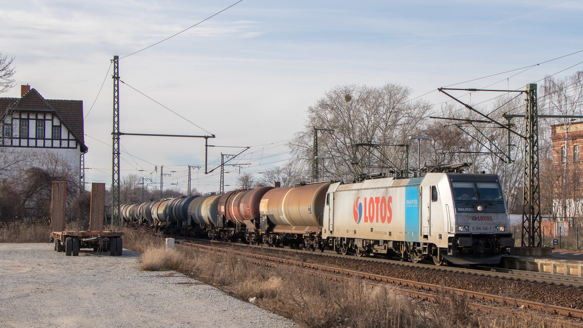 23. Februar 2019 in Magdeburg: 186 146-7 ist mit einem Kesselzug unterwegs. 