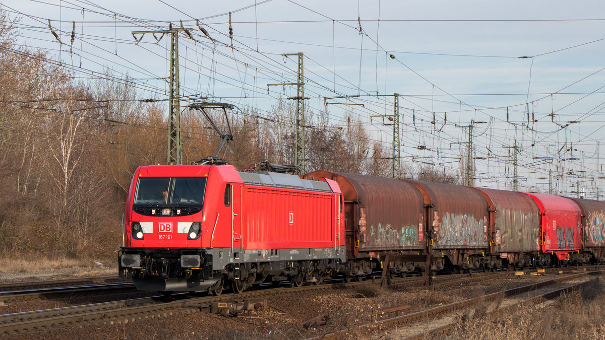 23. Februar 2019 in Magdeburg-Sudenburg. 187 161-5 ist gerade mit einem Güterzug westwärts unterwegs. 