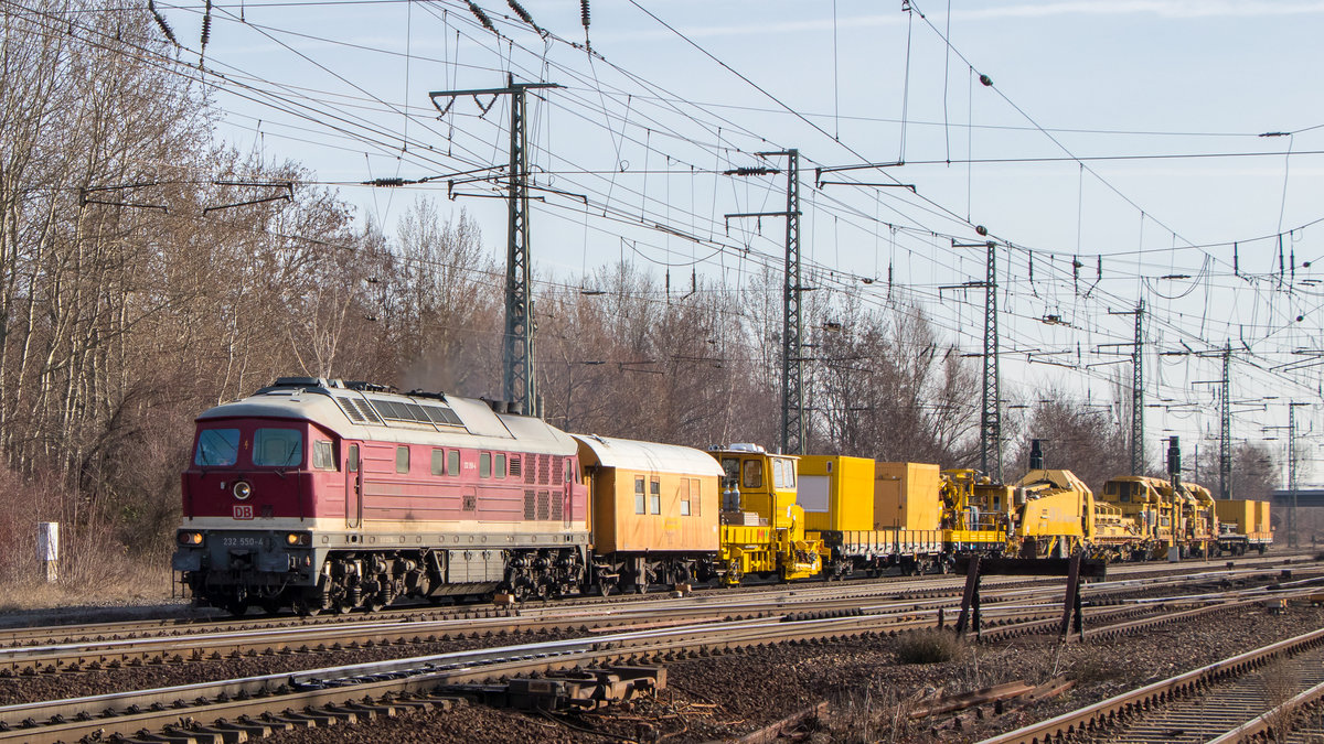 23. Februar 2019 in Magdeburg-Sudenburg. 232 550-4 ist mit einem Bauzug unterwegs. 